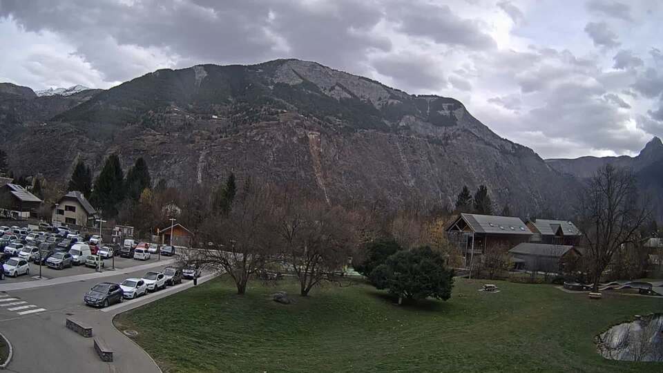 <h2>Webcam au niveau de la mairie du village du Bourg d'Oisans, aux pieds de l'Alpe d'Huez et aux portes du parc des Écrins</h2>