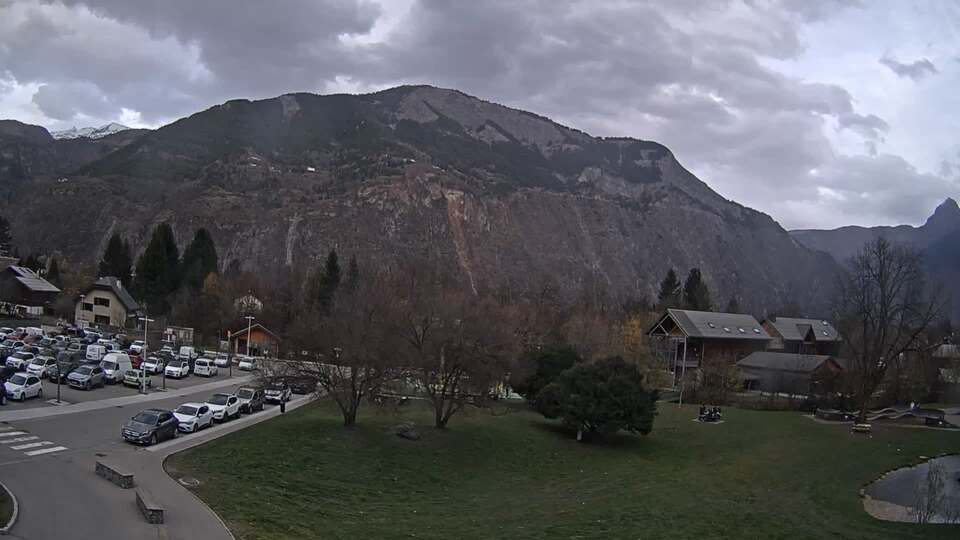 <h2>Webcam au niveau de la mairie du village du Bourg d'Oisans, aux pieds de l'Alpe d'Huez et aux portes du parc des Écrins</h2>