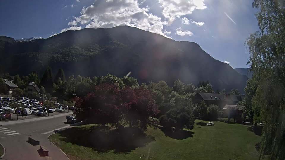 <h2>Webcam au niveau de la mairie du village du Bourg d'Oisans, aux pieds de l'Alpe d'Huez et aux portes du parc des Écrins</h2>