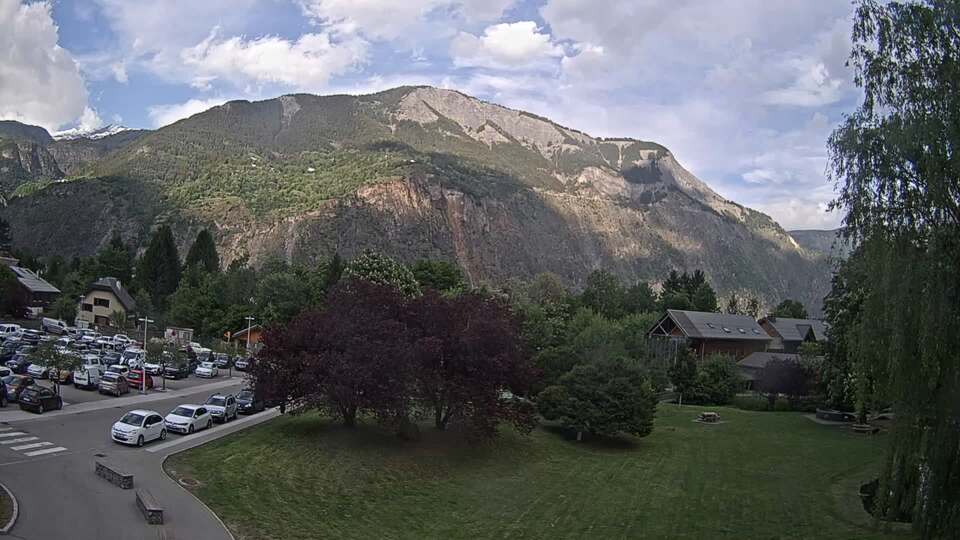 <h2>Webcam au niveau de la mairie du village du Bourg d'Oisans, aux pieds de l'Alpe d'Huez et aux portes du parc des Écrins</h2>