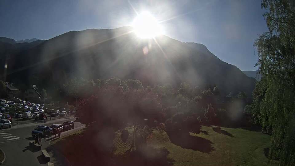 <h2>Webcam au niveau de la mairie du village du Bourg d'Oisans, aux pieds de l'Alpe d'Huez et aux portes du parc des Écrins</h2>