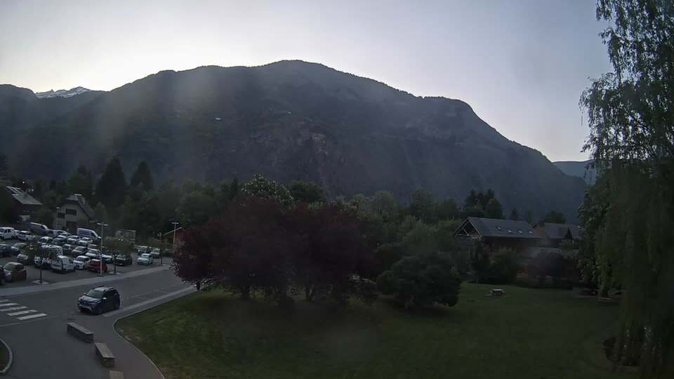 <h2>Webcam au niveau de la mairie du village du Bourg d'Oisans, aux pieds de l'Alpe d'Huez et aux portes du parc des Écrins</h2>