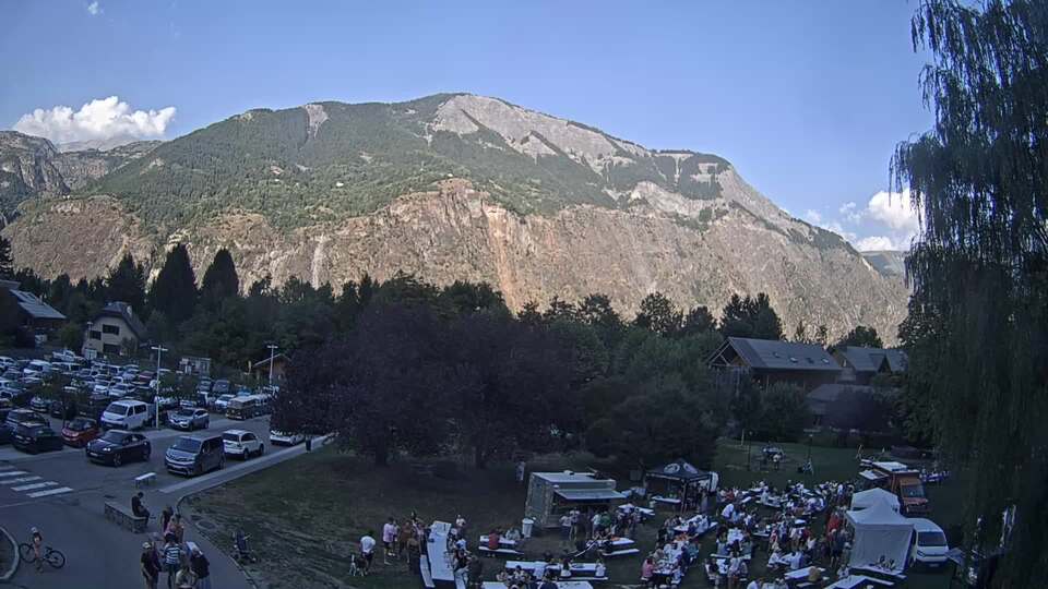 <h2>Webcam au niveau de la mairie du village du Bourg d'Oisans, aux pieds de l'Alpe d'Huez et aux portes du parc des Écrins</h2>