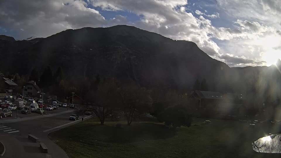 <h2>Webcam au niveau de la mairie du village du Bourg d'Oisans, aux pieds de l'Alpe d'Huez et aux portes du parc des Écrins</h2>