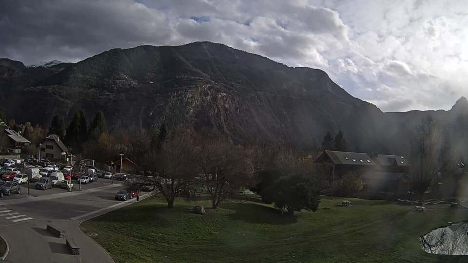 <h2>Webcam au niveau de la mairie du village du Bourg d'Oisans, aux pieds de l'Alpe d'Huez et aux portes du parc des Écrins</h2>