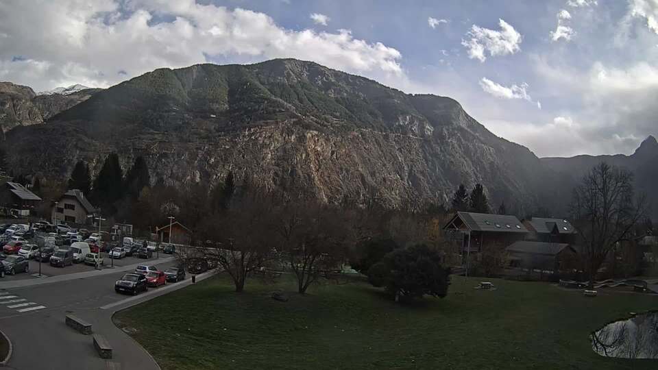 <h2>Webcam au niveau de la mairie du village du Bourg d'Oisans, aux pieds de l'Alpe d'Huez et aux portes du parc des Écrins</h2>