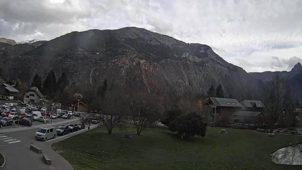 <h2>Webcam au niveau de la mairie du village du Bourg d'Oisans, aux pieds de l'Alpe d'Huez et aux portes du parc des Écrins</h2>