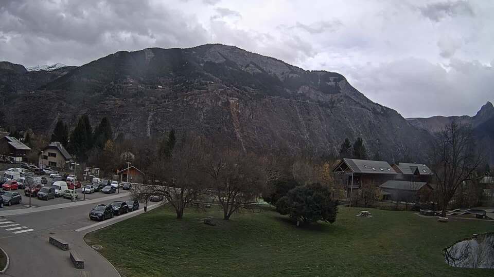 <h2>Webcam au niveau de la mairie du village du Bourg d'Oisans, aux pieds de l'Alpe d'Huez et aux portes du parc des Écrins</h2>