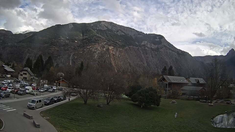 <h2>Webcam au niveau de la mairie du village du Bourg d'Oisans, aux pieds de l'Alpe d'Huez et aux portes du parc des Écrins</h2>
