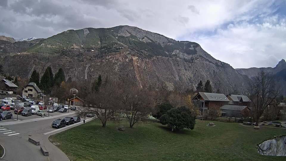 <h2>Webcam au niveau de la mairie du village du Bourg d'Oisans, aux pieds de l'Alpe d'Huez et aux portes du parc des Écrins</h2>