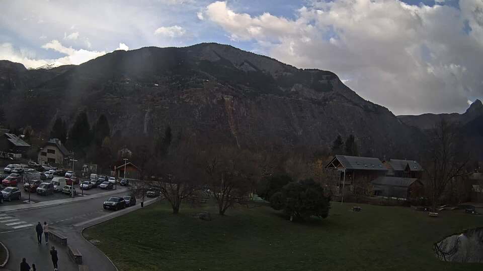 <h2>Webcam au niveau de la mairie du village du Bourg d'Oisans, aux pieds de l'Alpe d'Huez et aux portes du parc des Écrins</h2>