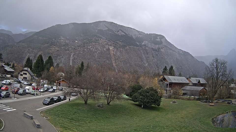 <h2>Webcam au niveau de la mairie du village du Bourg d'Oisans, aux pieds de l'Alpe d'Huez et aux portes du parc des Écrins</h2>