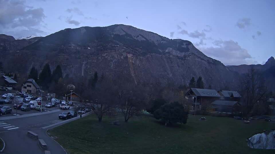 <h2>Webcam au niveau de la mairie du village du Bourg d'Oisans, aux pieds de l'Alpe d'Huez et aux portes du parc des Écrins</h2>
