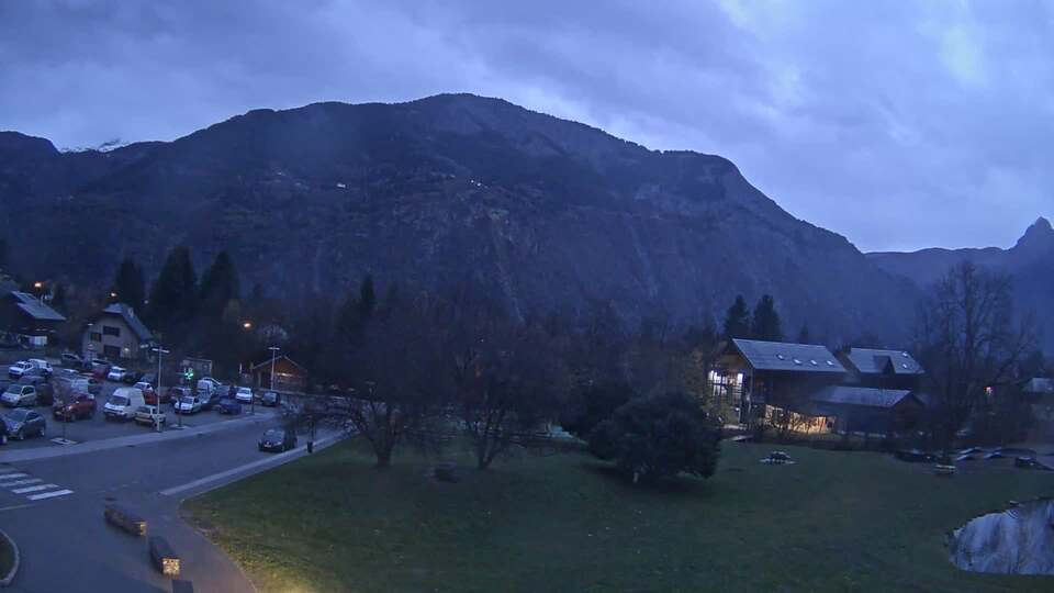 <h2>Webcam au niveau de la mairie du village du Bourg d'Oisans, aux pieds de l'Alpe d'Huez et aux portes du parc des Écrins</h2>