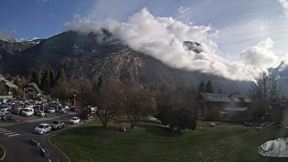 <h2>Webcam au niveau de la mairie du village du Bourg d'Oisans, aux pieds de l'Alpe d'Huez et aux portes du parc des Écrins</h2>