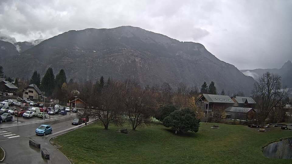 <h2>Webcam au niveau de la mairie du village du Bourg d'Oisans, aux pieds de l'Alpe d'Huez et aux portes du parc des Écrins</h2>