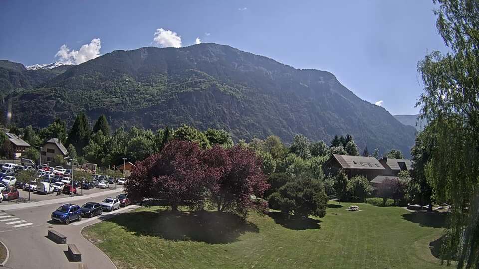<h2>Webcam au niveau de la mairie du village du Bourg d'Oisans, aux pieds de l'Alpe d'Huez et aux portes du parc des Écrins</h2>