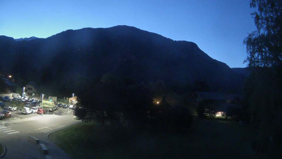 <h2>Webcam au niveau de la mairie du village du Bourg d'Oisans, aux pieds de l'Alpe d'Huez et aux portes du parc des Écrins</h2>