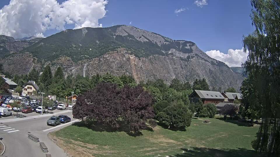 Webcam au niveau de la mairie du village du Bourg d'Oisans, aux pieds de l'Alpe d'Huez et aux portes du parc des Écrins