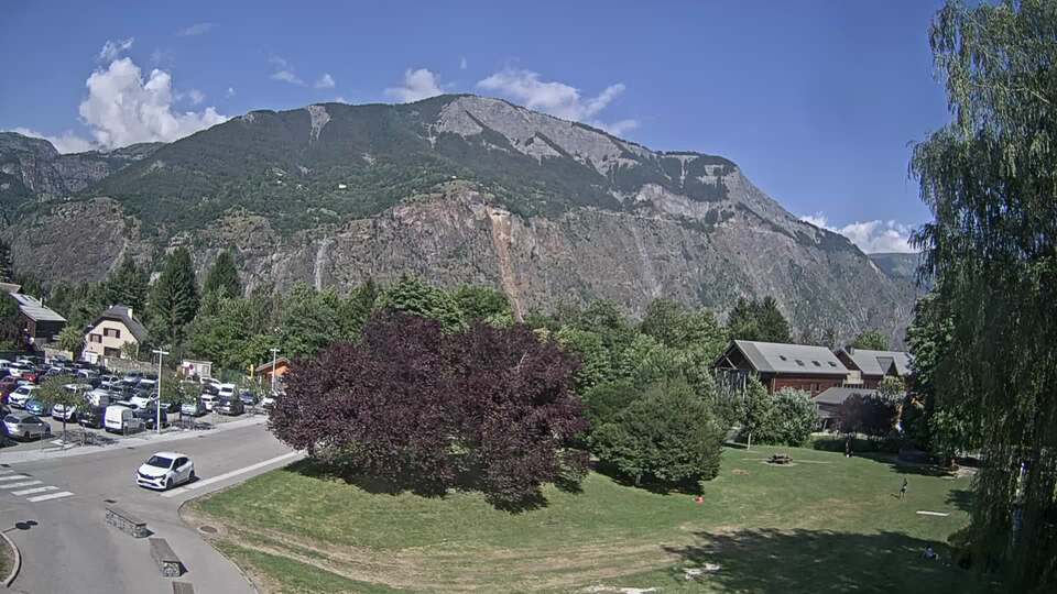 Webcam au niveau de la mairie du village du Bourg d'Oisans, aux pieds de l'Alpe d'Huez et aux portes du parc des Écrins