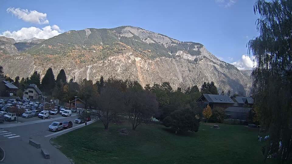 <h2>Webcam au niveau de la mairie du village du Bourg d'Oisans, aux pieds de l'Alpe d'Huez et aux portes du parc des Écrins</h2>