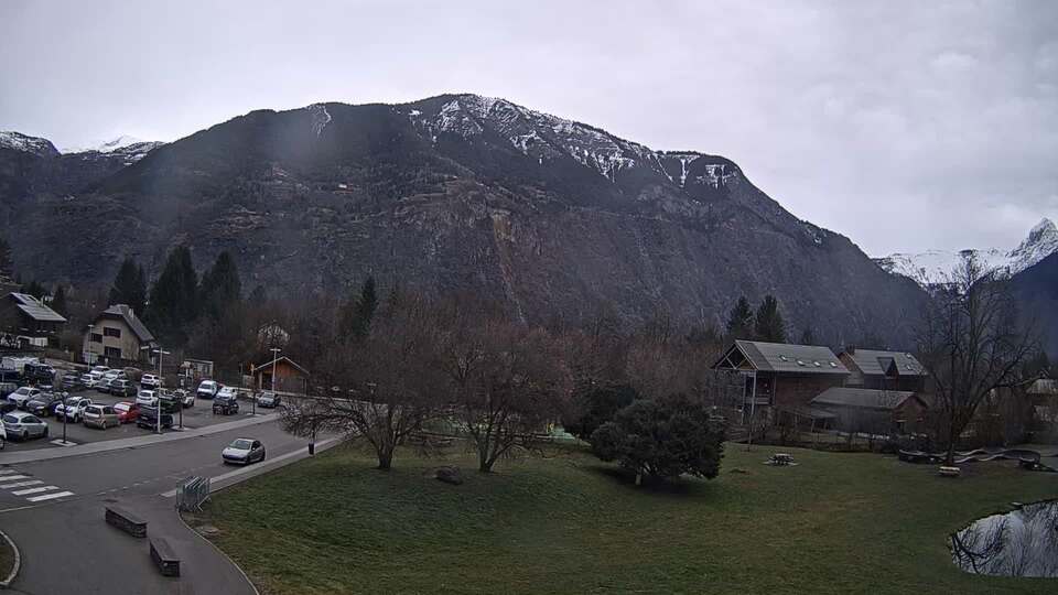 Webcam au niveau de la mairie du village du Bourg d'Oisans, aux pieds de l'Alpe d'Huez et aux portes du parc des Écrins