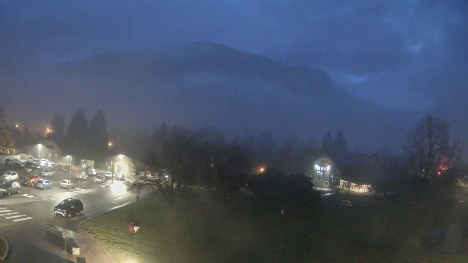 <h2>Webcam au niveau de la mairie du village du Bourg d'Oisans, aux pieds de l'Alpe d'Huez et aux portes du parc des Écrins</h2>