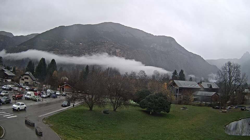 <h2>Webcam au niveau de la mairie du village du Bourg d'Oisans, aux pieds de l'Alpe d'Huez et aux portes du parc des Écrins</h2>