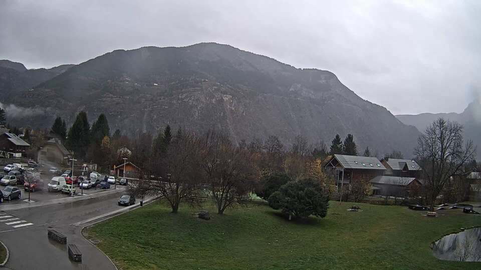 <h2>Webcam au niveau de la mairie du village du Bourg d'Oisans, aux pieds de l'Alpe d'Huez et aux portes du parc des Écrins</h2>