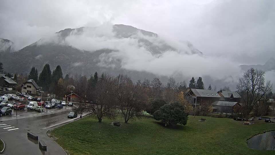 <h2>Webcam au niveau de la mairie du village du Bourg d'Oisans, aux pieds de l'Alpe d'Huez et aux portes du parc des Écrins</h2>