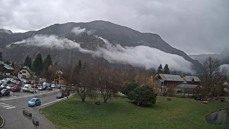 <h2>Webcam au niveau de la mairie du village du Bourg d'Oisans, aux pieds de l'Alpe d'Huez et aux portes du parc des Écrins</h2>