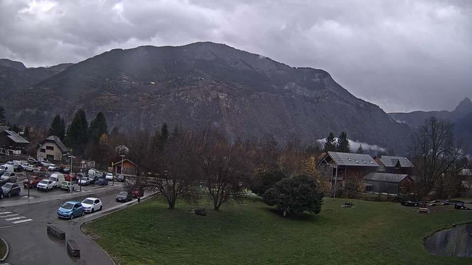<h2>Webcam au niveau de la mairie du village du Bourg d'Oisans, aux pieds de l'Alpe d'Huez et aux portes du parc des Écrins</h2>