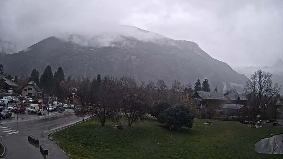 <h2>Webcam au niveau de la mairie du village du Bourg d'Oisans, aux pieds de l'Alpe d'Huez et aux portes du parc des Écrins</h2>