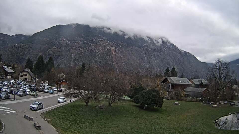 <h2>Webcam au niveau de la mairie du village du Bourg d'Oisans, aux pieds de l'Alpe d'Huez et aux portes du parc des Écrins</h2>