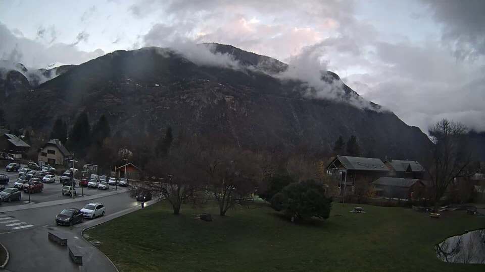<h2>Webcam au niveau de la mairie du village du Bourg d'Oisans, aux pieds de l'Alpe d'Huez et aux portes du parc des Écrins</h2>
