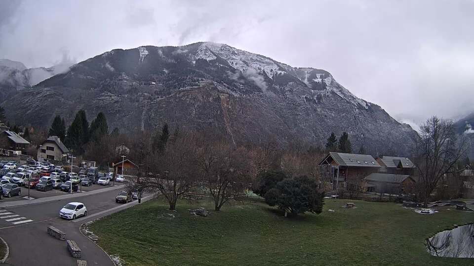 <h2>Webcam au niveau de la mairie du village du Bourg d'Oisans, aux pieds de l'Alpe d'Huez et aux portes du parc des Écrins</h2>
