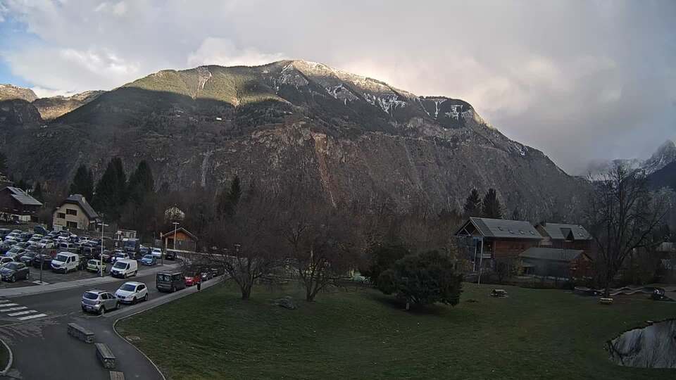 <h2>Webcam au niveau de la mairie du village du Bourg d'Oisans, aux pieds de l'Alpe d'Huez et aux portes du parc des Écrins</h2>
