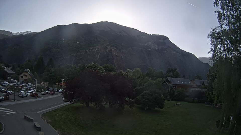 <h2>Webcam au niveau de la mairie du village du Bourg d'Oisans, aux pieds de l'Alpe d'Huez et aux portes du parc des Écrins</h2>