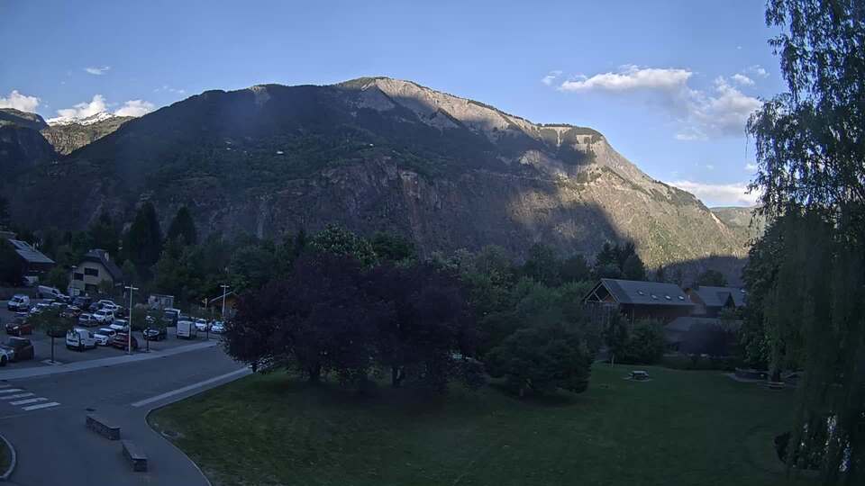<h2>Webcam au niveau de la mairie du village du Bourg d'Oisans, aux pieds de l'Alpe d'Huez et aux portes du parc des Écrins</h2>