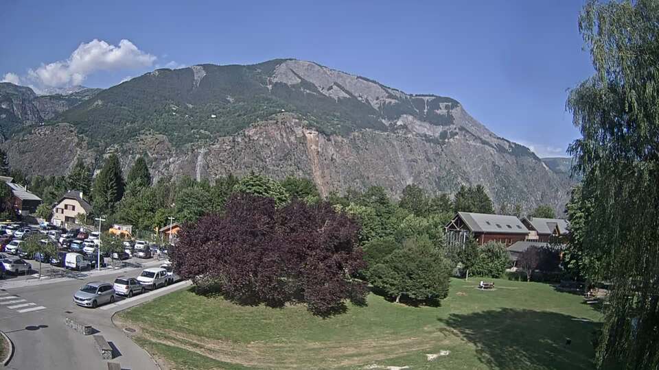 Webcam au niveau de la mairie du village du Bourg d'Oisans, aux pieds de l'Alpe d'Huez et aux portes du parc des Écrins