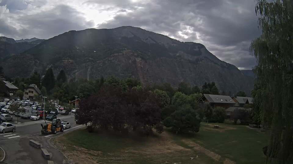 <h2>Webcam au niveau de la mairie du village du Bourg d'Oisans, aux pieds de l'Alpe d'Huez et aux portes du parc des Écrins</h2>