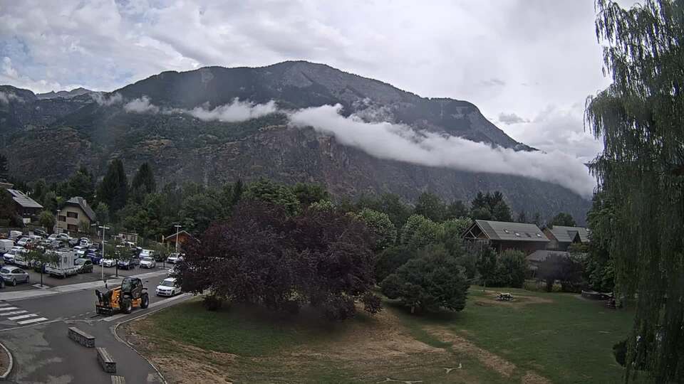 <h2>Webcam au niveau de la mairie du village du Bourg d'Oisans, aux pieds de l'Alpe d'Huez et aux portes du parc des Écrins</h2>