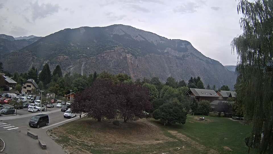 <h2>Webcam au niveau de la mairie du village du Bourg d'Oisans, aux pieds de l'Alpe d'Huez et aux portes du parc des Écrins</h2>
