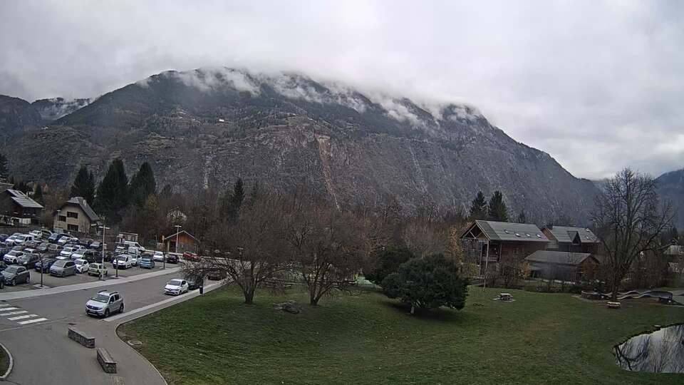 <h2>Webcam au niveau de la mairie du village du Bourg d'Oisans, aux pieds de l'Alpe d'Huez et aux portes du parc des Écrins</h2>