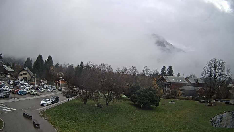 <h2>Webcam au niveau de la mairie du village du Bourg d'Oisans, aux pieds de l'Alpe d'Huez et aux portes du parc des Écrins</h2>