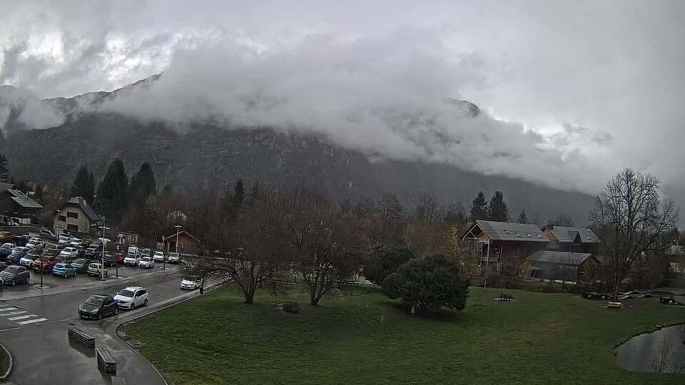 <h2>Webcam au niveau de la mairie du village du Bourg d'Oisans, aux pieds de l'Alpe d'Huez et aux portes du parc des Écrins</h2>