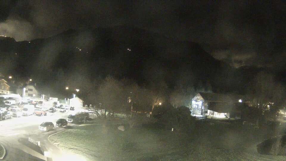 <h2>Webcam au niveau de la mairie du village du Bourg d'Oisans, aux pieds de l'Alpe d'Huez et aux portes du parc des Écrins</h2>