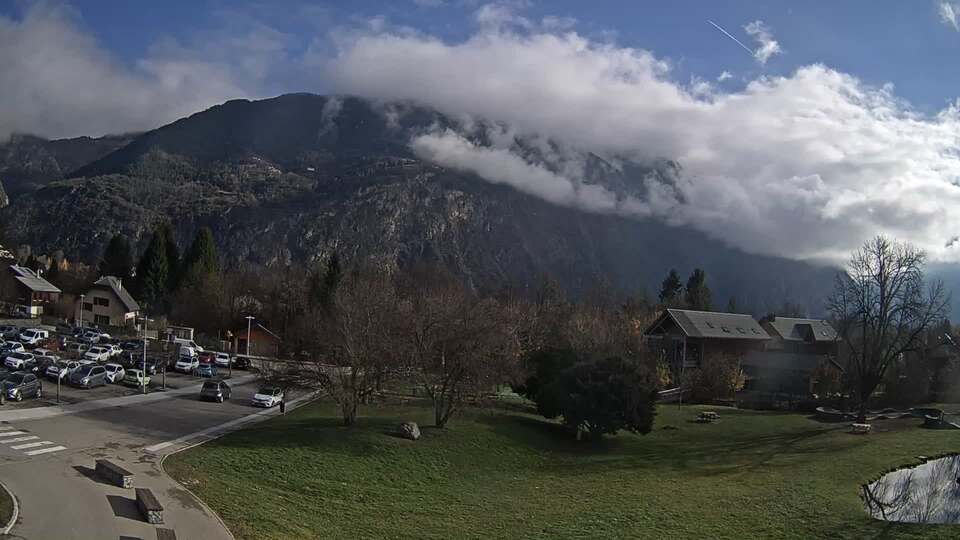 <h2>Webcam au niveau de la mairie du village du Bourg d'Oisans, aux pieds de l'Alpe d'Huez et aux portes du parc des Écrins</h2>