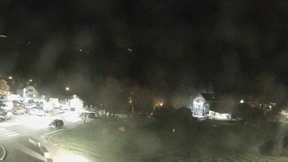 <h2>Webcam au niveau de la mairie du village du Bourg d'Oisans, aux pieds de l'Alpe d'Huez et aux portes du parc des Écrins</h2>