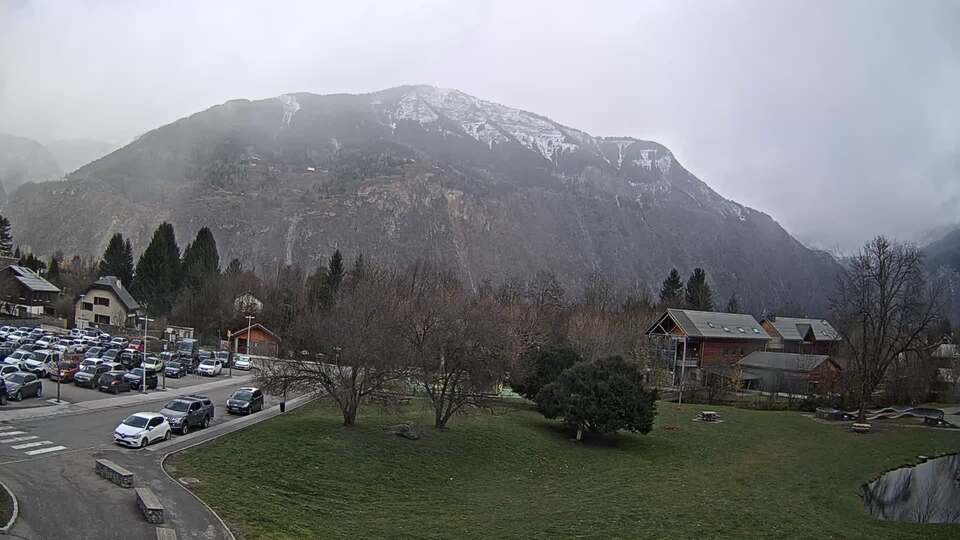 <h2>Webcam au niveau de la mairie du village du Bourg d'Oisans, aux pieds de l'Alpe d'Huez et aux portes du parc des Écrins</h2>